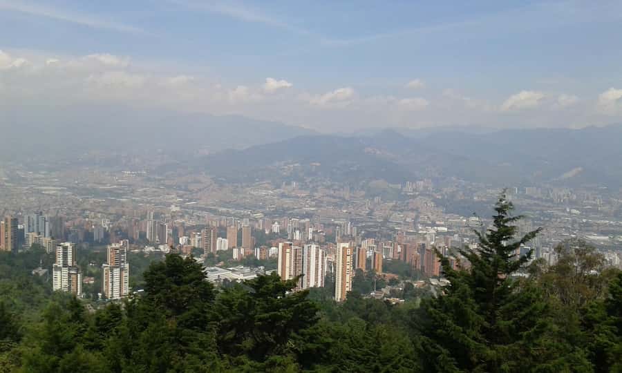 Medellín: Walking Tour with Cable Car and Botero Plaza - Who should book this three-hour experience?