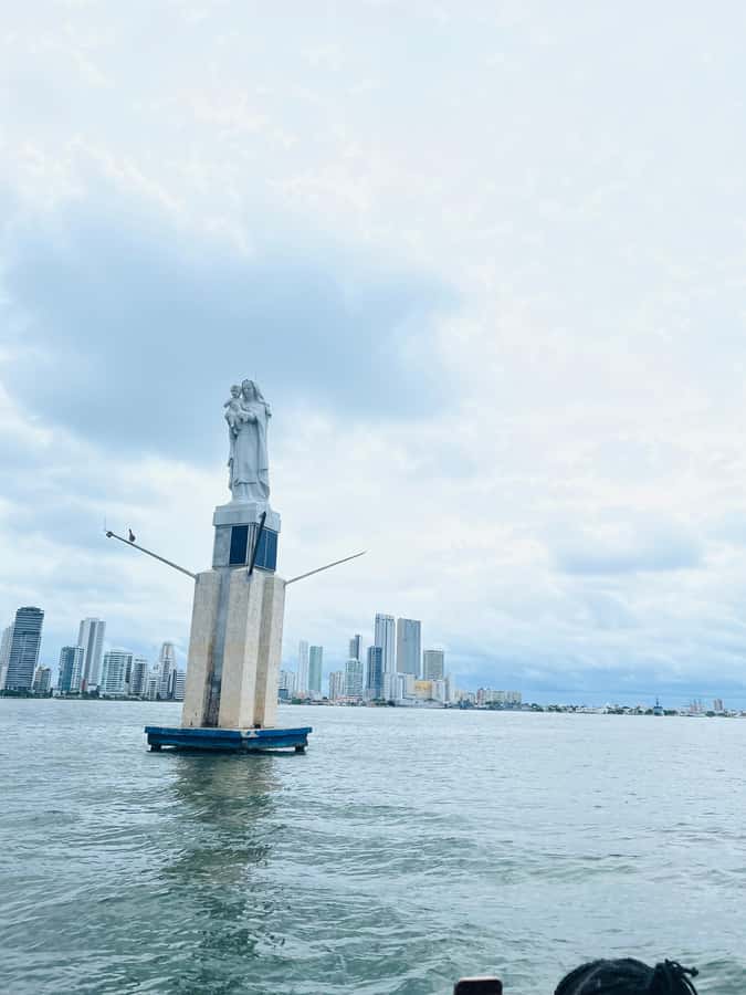 Nightlife: sunset boat party + tour of the old town - Around 7:00 pm, a typical Colombian dinner stop
