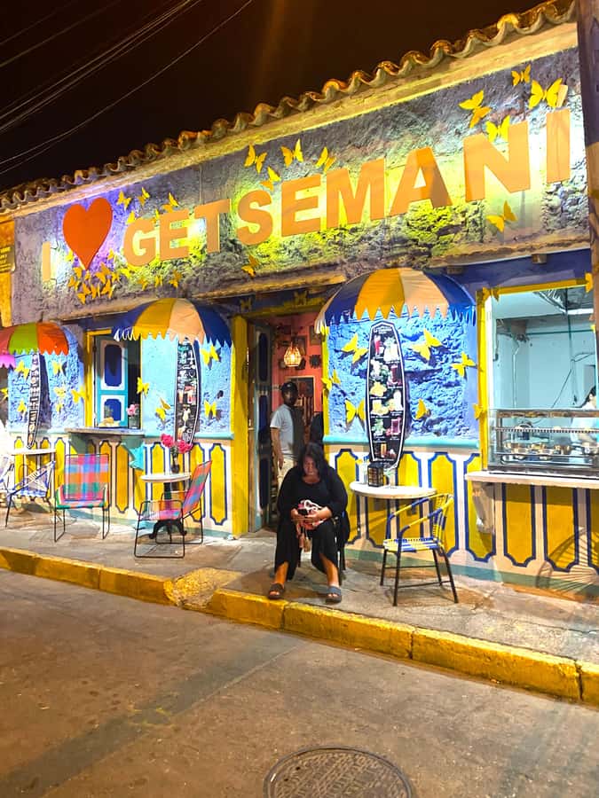 Nightlife: sunset boat party + tour of the old town - Getsemaní after dark