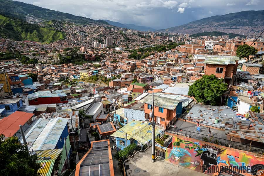 pablo, comuna 13 & cable car express tour - Starting with Medellín’s difficult past