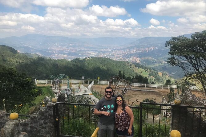 Pablo Escobar Historic Tour and Cable car - Cementerio Jardines Montesacro and the family graves