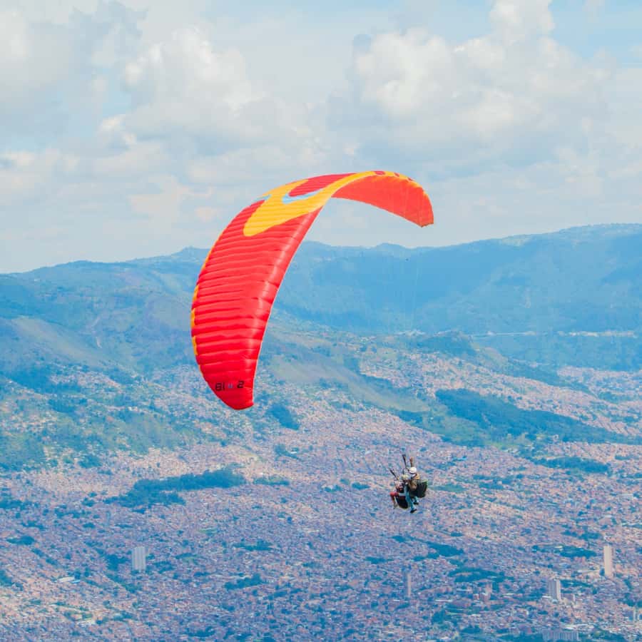 Paraglide over beautiful Medellin - Preparing for a First Tandem Flight