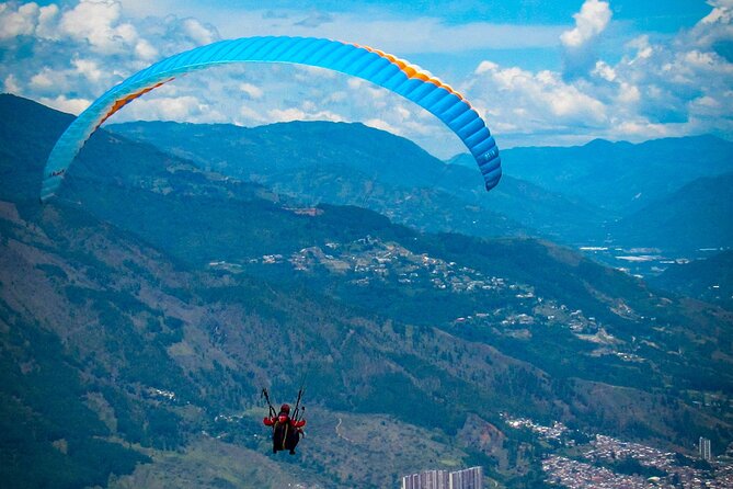 Paragliding flight in Medellin with expert pilots - A calm flight or extra adrenaline