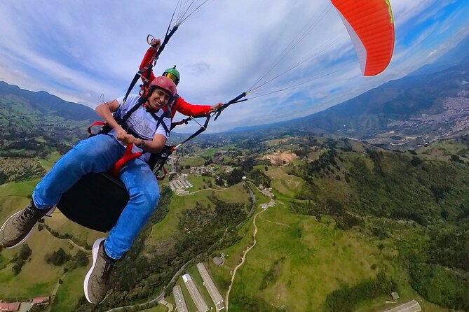 Paragliding flight in Medellin with expert pilots - Safety, pilots, and how comfortable you may feel