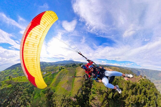 Paragliding flight in Medellin with expert pilots - The value of the $63 price