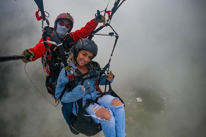 Paragliding flight in Medellin with expert pilots - The launch and first view of Medellín