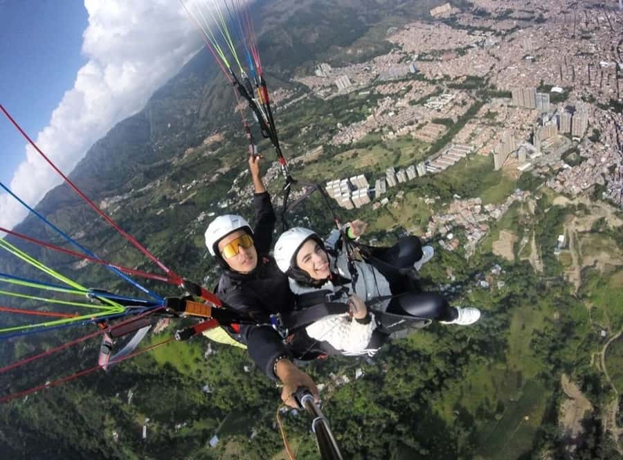 Paragliding Medellin with Transportation and free Videos - The 15-minute flight over Medellín and Bello