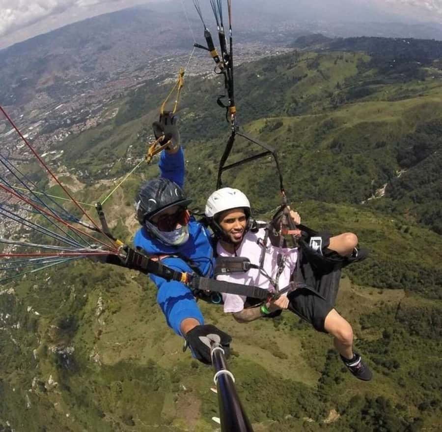 Paragliding Medellin with Transportation and free Videos - The people behind the experience