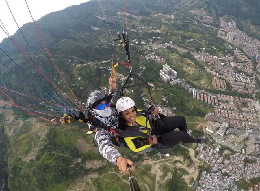 Paragliding Medellin with Transportation and free Videos - Preparing for the flight in San Felix