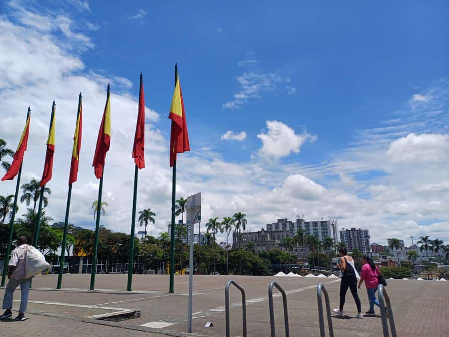 PEREIRA: PRIVATE TOUR OF MAIN SQUARES, HISTORICAL SITES + LOOKOUT POINT - Plaza de Bolívar and the Naked Bolívar