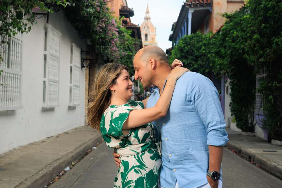 photo session through the streets of cartagena - Meeting at Plaza de la Trinidad