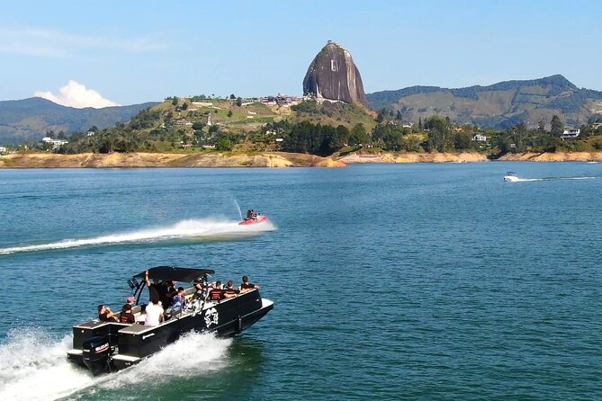 (Private Guatapé) Mansion Pablo Escobar+Paintball+Cuatrimoto+Boat - Climbing the 659 steps of Piedra del Peñol