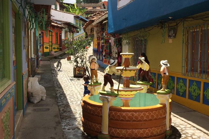Private Guatape tour - Guatapé’s main square and painted house fronts
