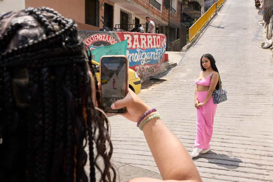 Private Tour Comuna 13 with Cable Car - Reading the murals instead of merely photographing them