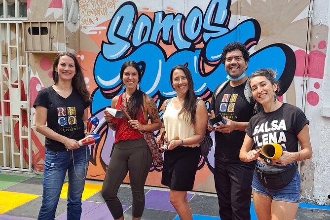 Salsa & Music Tour of Cali - Learning Cali-style steps at La Topa Tolondra