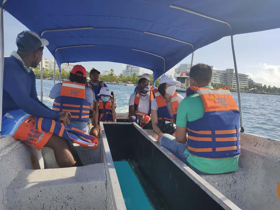 San Andres: Acuario Key Premium Tour - Reaching Acuario San Andrés by glass-bottom boat