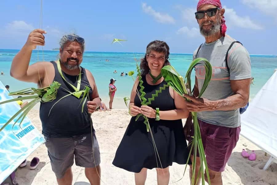 San Andres: Coco Art Workshop - A typical island house and old photographs