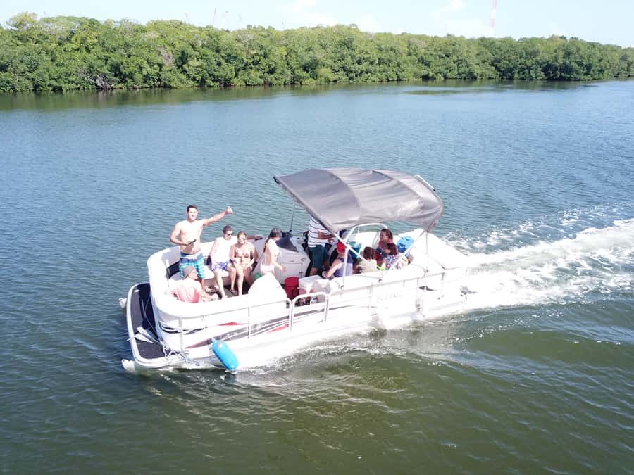 San Andrés: Island Pontoon Boat Tour - The Spanish guide and the style of the day