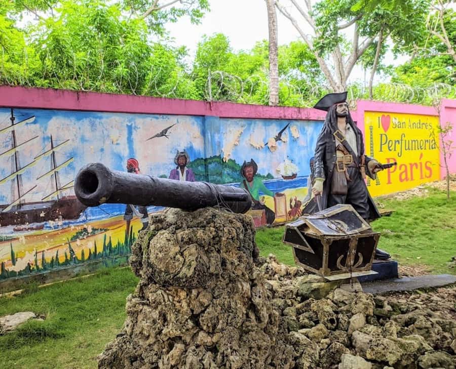 SAN ANDRES: Island Tour by Chiva + Hoyo Soplador - A lively way to get your bearings on San Andrés
