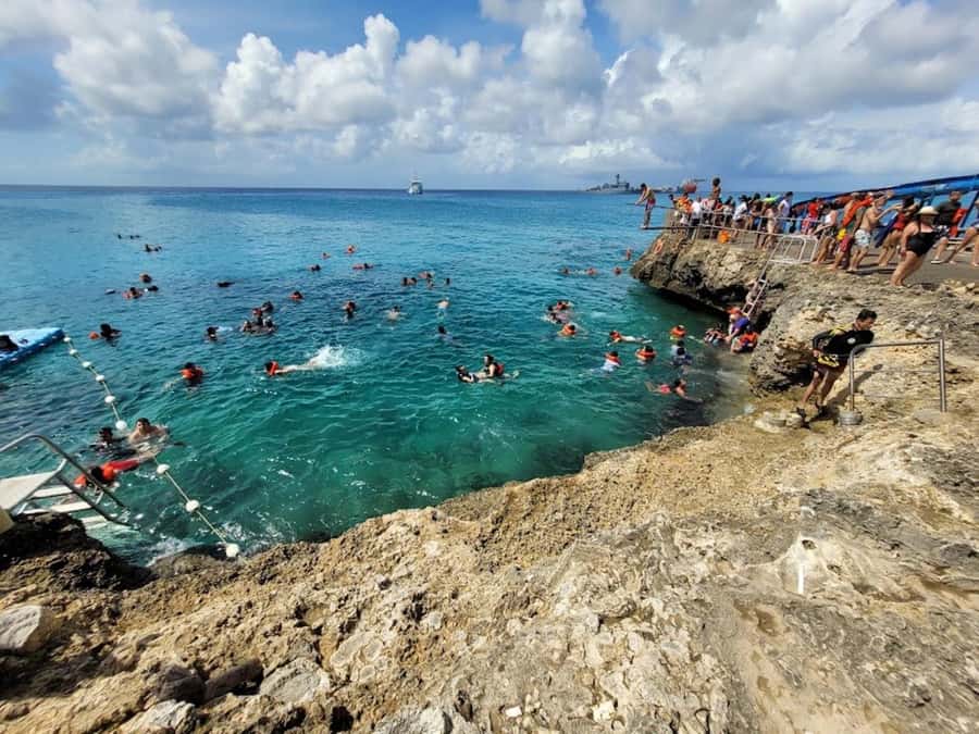 SAN ANDRES: Island Tour by Chiva + Hoyo Soplador - West View offers the most active stop