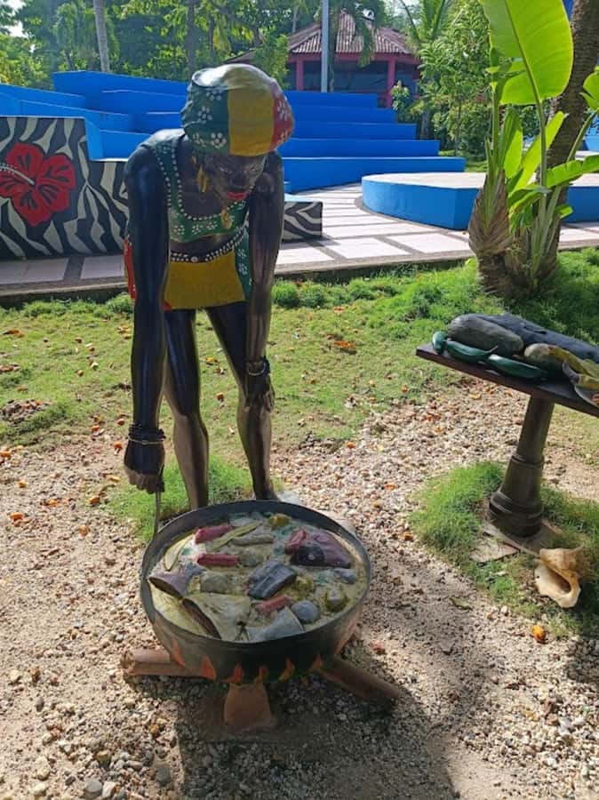 SAN ANDRES: Island Tour by Chiva + Hoyo Soplador - San Luis shows the island’s beach side