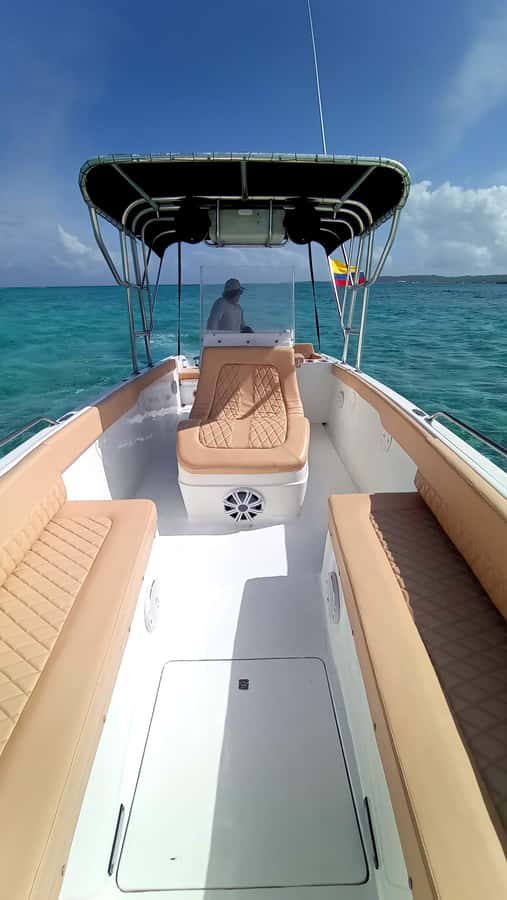 San Andres: Private San Andres Bay Tour by Luxury Speedboat - Crew service and the comfort factor