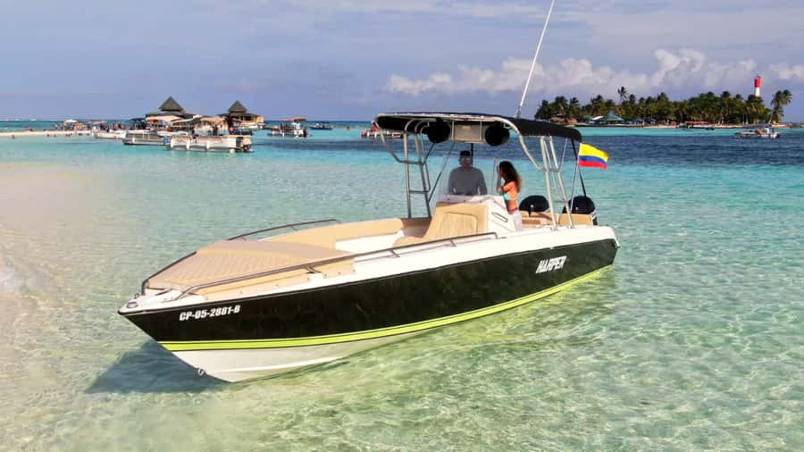 San Andres: Private San Andres Bay Tour by Luxury Speedboat - Meeting at the police pier