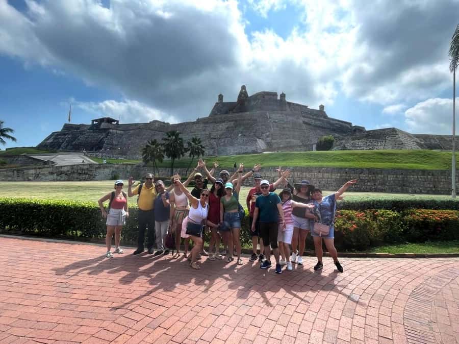 San Felipe Castle and Getsemani Walking Tour with tickets - Getsemaní Murals, Colonial Streets, and Local Character