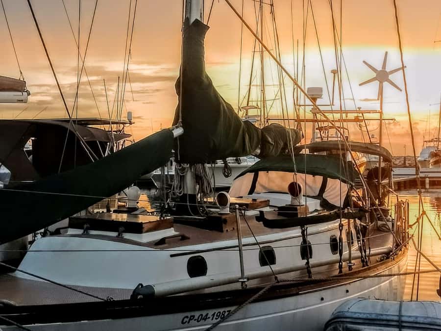 Santa Marta Bay: Sunset on a sail boat - The first hour: leaving Santa Marta Bay