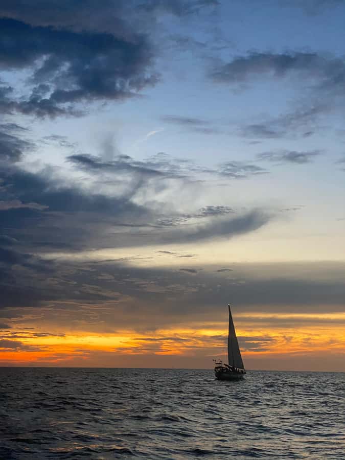 Santa Marta Bay: Sunset on a sail boat - Returning to the marina by 8pm