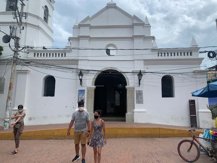 Santa Marta: Guided Walking Food Experience - Guides who shape the afternoon