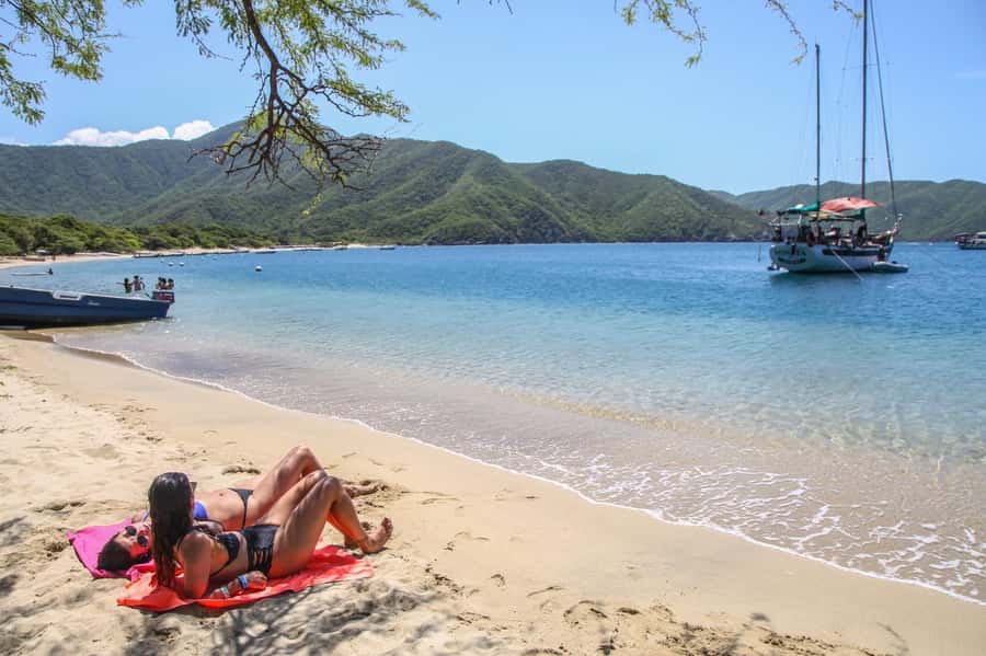 Santa Marta: Sailboat day tour to Tayrona Park - Swimming, snorkeling, and paddle boards