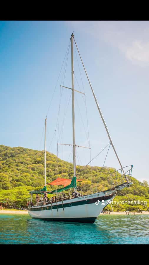 Santa Marta: Sailboat day tour to Tayrona Park - The outbound crossing, Taganga Bay to Bahia Concha