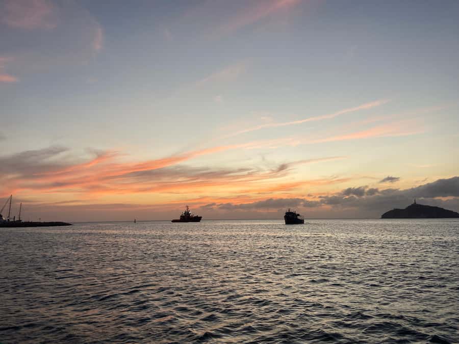 Santa Marta: Sunset Cruise Around the Bay - What the guides and service add