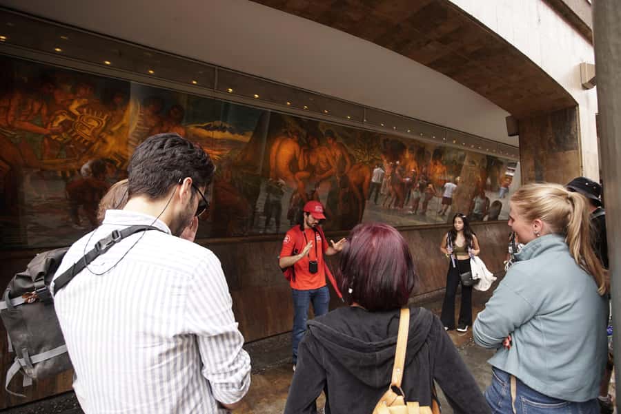 Shared Medellín Downtown Tour with Wireless Audio - How the wireless audio system changes the walk