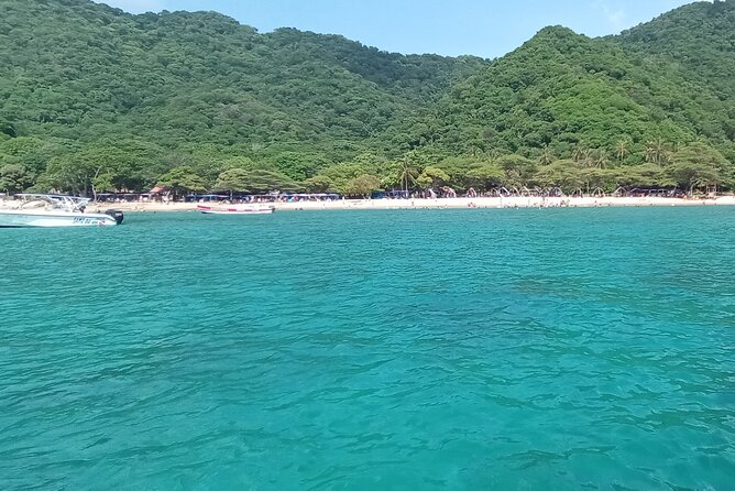 Tayrona by sea - Cinto Beach: a quiet first stop