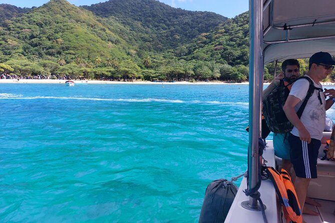Tayrona by sea - The outward ride: beautiful views, rough water