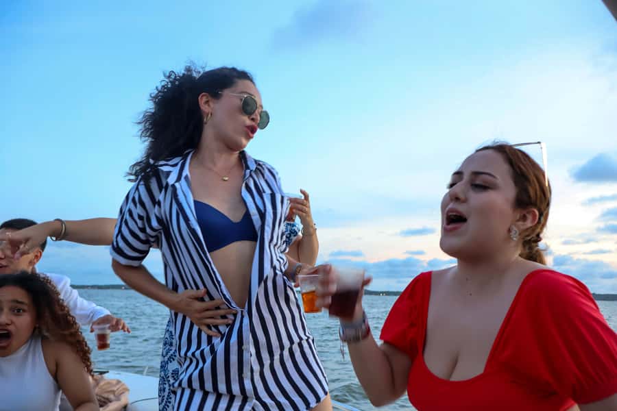 The best sunset tour in the bay: Open bar party & fun - Meeting the group before the Cartagena Bay cruise