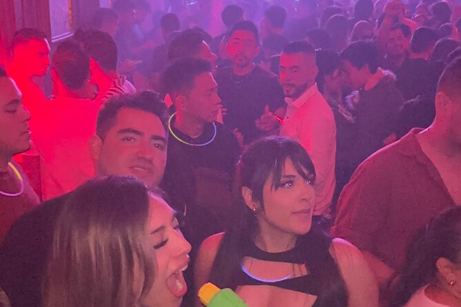 Theatron Party-Tour, 20 Clubs, Map, cocktail, bottle, After-party - The social side: a strong choice for solo visitors