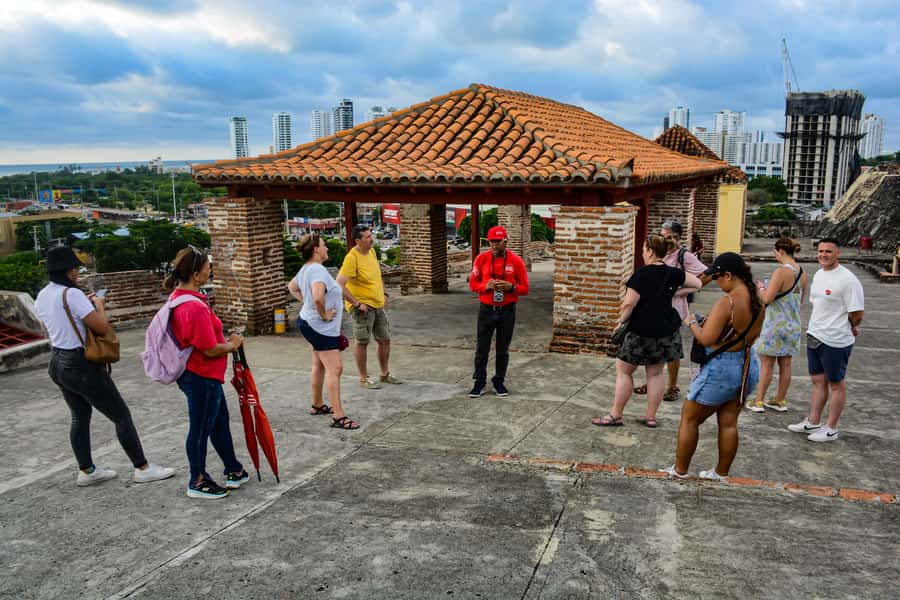 Tour Compartido al Castillo San Felipe de Barajas Cartagena - Crossing toward the fortress on foot