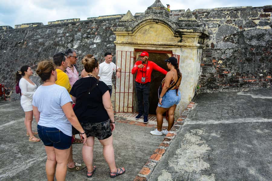 Tour Compartido al Castillo San Felipe de Barajas Cartagena - Plaza de la Trinidad and the rebel character of Getsemaní