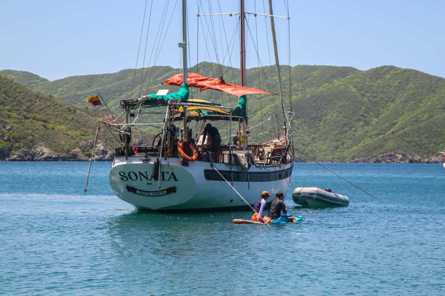 Tour en Velero a Bahía Concha Parque Tayrona - The coastal ride past Taganga and La Aguja