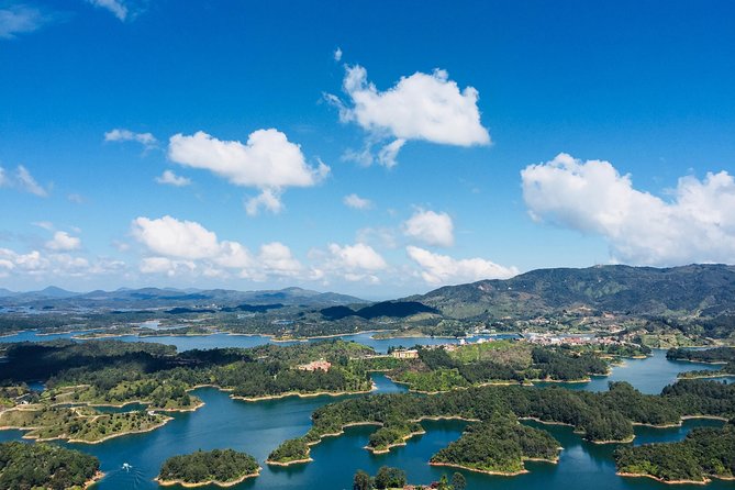 Tour Guatapé - El Peñón de Guatapé and the colorful town