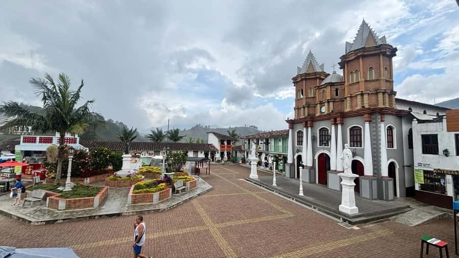 Tour Guatapé con visita a Granja de las Llamas y las Alpacas - The Roca temple and Old Peñol