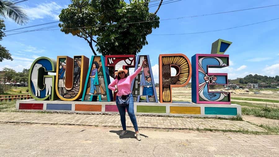 Tour Guatapé con visita a Granja de las Llamas y las Alpacas - Piedra del Peñol: climb only if you want to