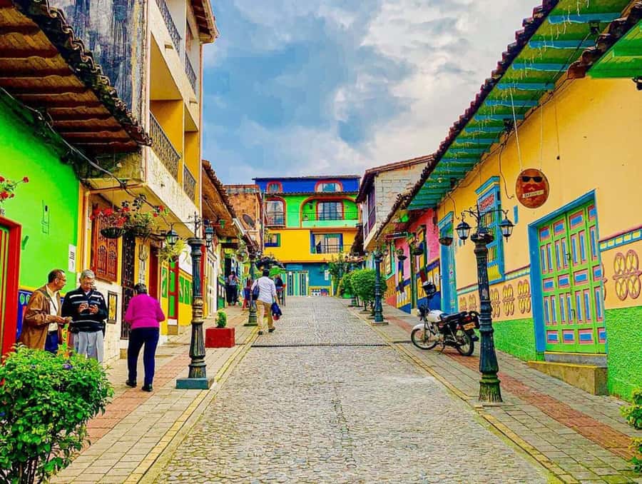 Tour Guatapé - Piedra del Peñol with departure from Medellín - Why this day trip works from Medellín