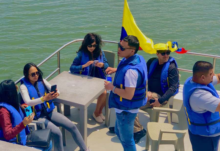 Tour Guatapé - Piedra del Peñol with departure from Medellín - A one-hour cruise changes your view of Guatapé
