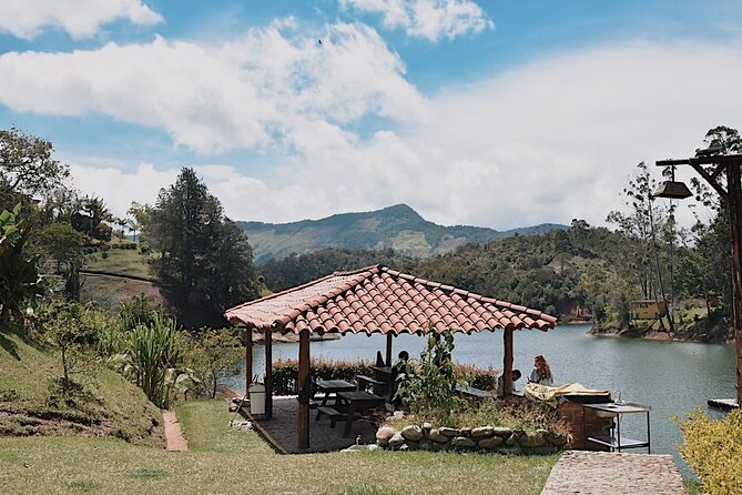 Tour Guatapé - The road east and the first stop at El Peñol