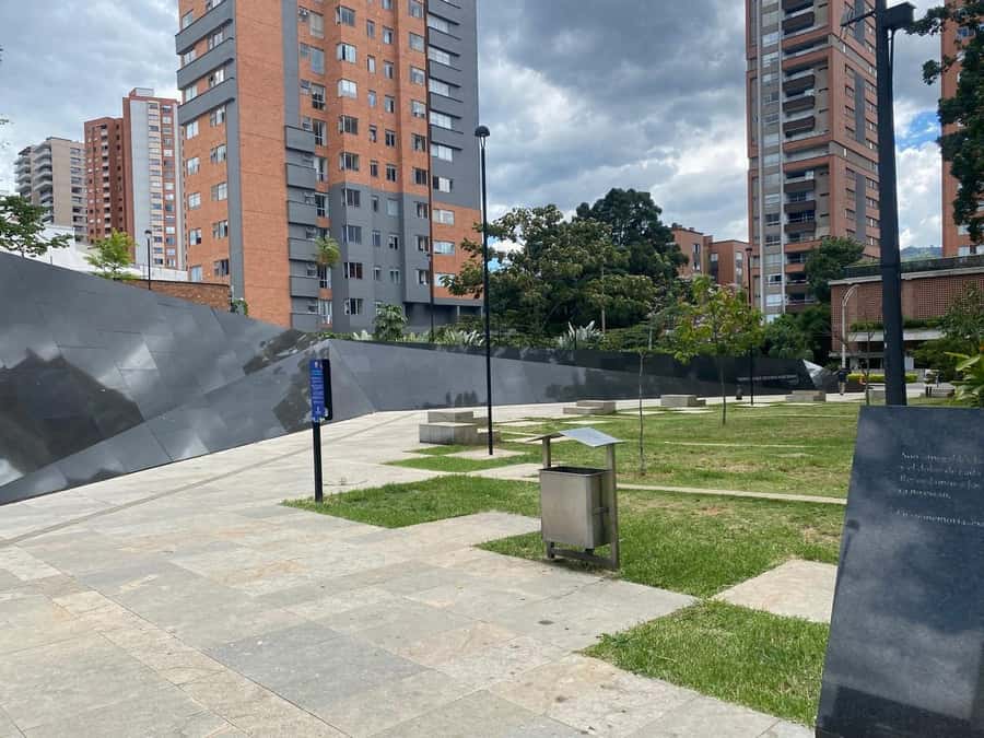 Tour Medellín: Pablo Escobar and Commune 13 - Timing, pickup, and physical demands
