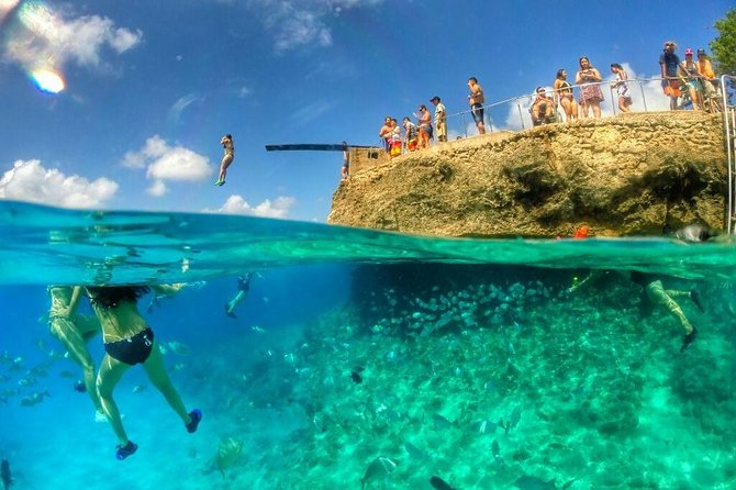 Tourist white train - Tour around the island - Boarding in central San Andrés